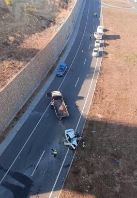 Ters yöne giren otomobille hafif ticari araç çarpıştı: 1 ölü, 3 yaralı