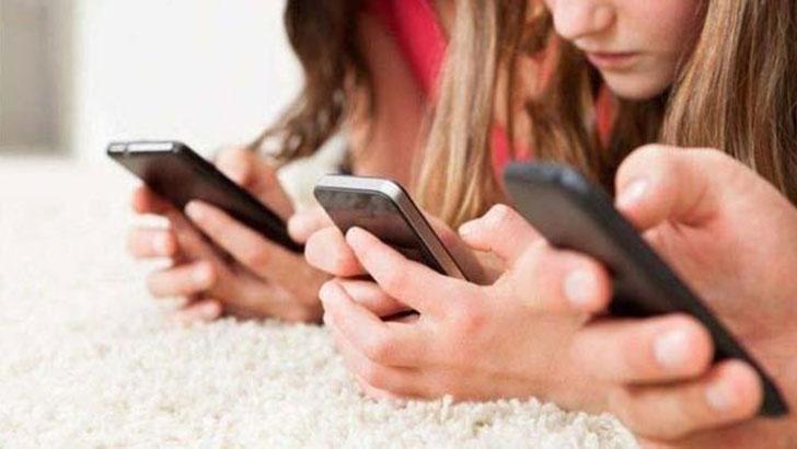 Fransa’da ortaokullarda cep telefonu yasağı yürürlüğe girdi