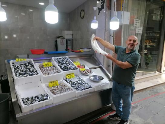 Rize’de sezonun ilk balıkları tezgahtaki yerlerini aldı