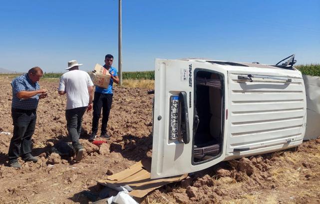 Takla atan hafif ticari aracın sürücüsü ile 4 yavru kediyi ekipler kurtardı
