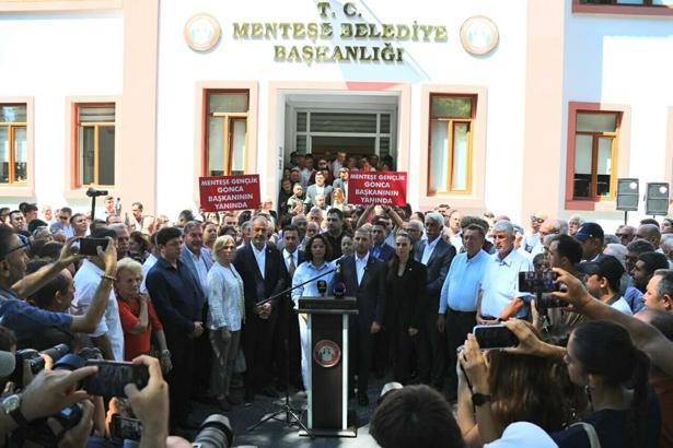 Saldırıyı kınayanlar, belediye binası önünde bir araya geldi