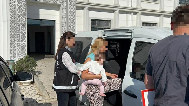 Hırsızlık şüphelisi, kucağında bebeğiyle sevk edildiği adliyede tutuklandı