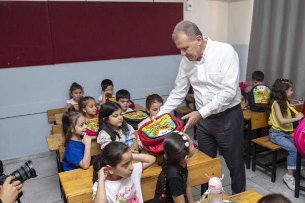 Mersinde birinci sınıf öğrencilerinin ilk çantaları Başkan Seçer’den