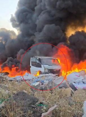 İnşaat önünde çıkan yangına dalan minibüs, alev alarak yandı