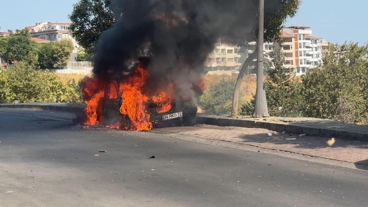 İstanbul-Avcılar'da park halindeki otomobil alev alev yandı