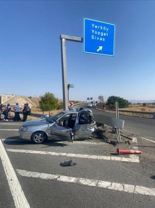 Otomobil, bariyerlere çarptı: 1 ölü, 4 yaralı