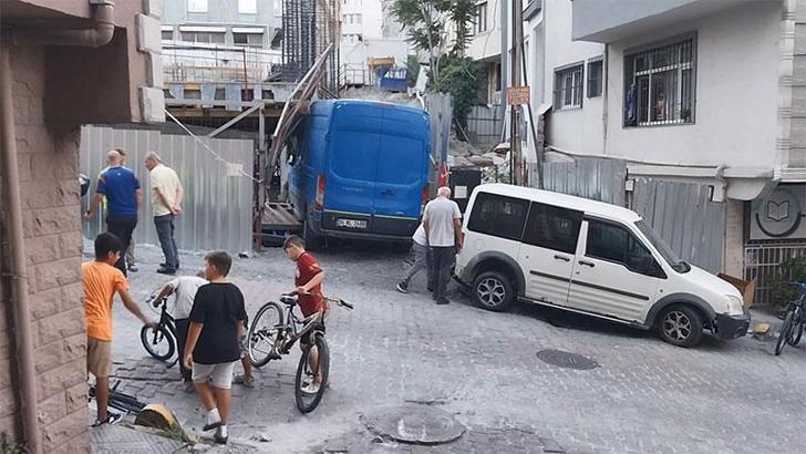 Kağıthane’de sürücüsünün direksiyon hakimiyetini kaybettiği minibüs inşaat alanına girdi