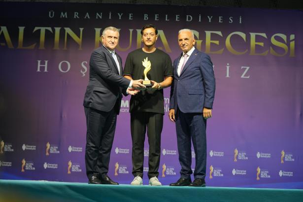 ‘Yılın spor insanı’ eski futbolcu Mesut Özil seçildi