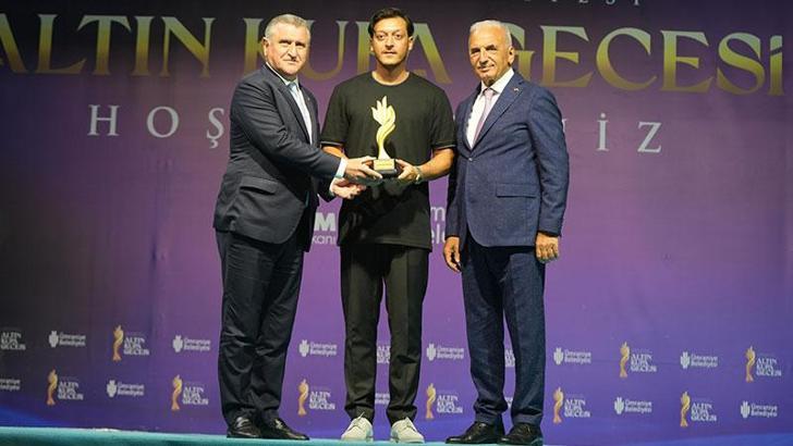 ‘Yılın spor insanı’ eski futbolcu Mesut Özil seçildi