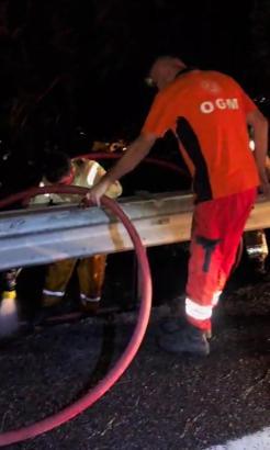 Yol kenarındaki yangın büyümeden söndürüldü