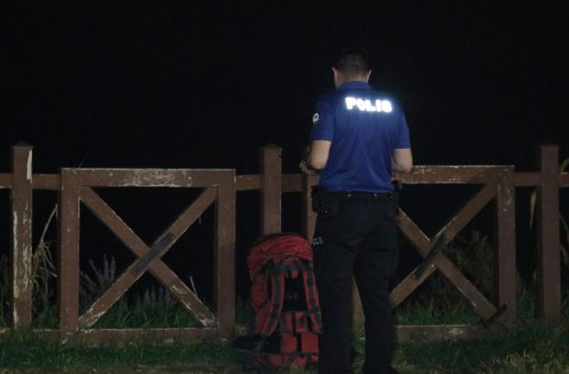 Falezlerden düşen kadının çantası ve terlikleri bulundu