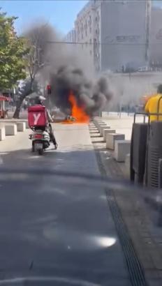 İstanbul - Fatih’te trafikten men edilen motosikletini ateşe verdi; o anlar kamerada