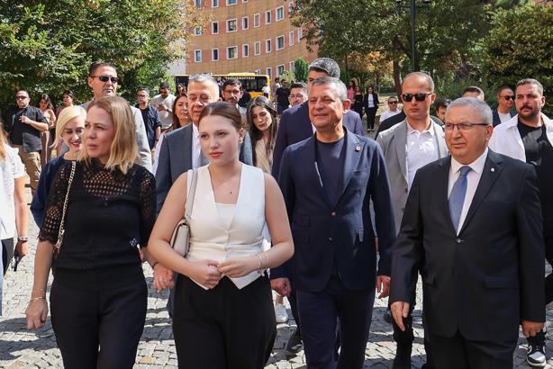 İstanbul - Özgür Özel Ferdi Zeyrek’in kızı Nehir’in üniversite kaydı sırasında yanında bulundu