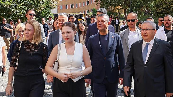 Özgür Özel Ferdi Zeyrek’in kızı Nehir’in üniversite kaydına eşlik etti