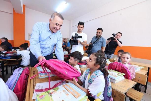 Sultangazi’de 1’inci sınıf öğrencilerine çanta ve kırtasiye seti dağıtıldı