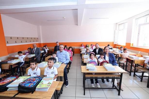 Sultangazi’de 1’inci sınıf öğrencilerine çanta ve kırtasiye seti dağıtıldı