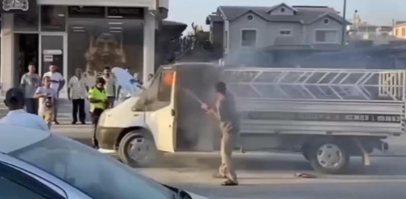 Çalkaladığı gazlı içecekle yangını söndürmeye çalıştı