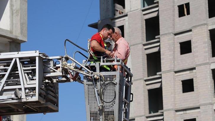 13'üncü katta iskelede mahsur kalan işçileri itfaiye kurtardı