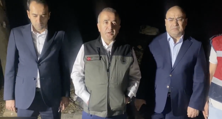 Elazığ'da anız yangını; alevler yerleşim yerlerine yaklaştı (2)