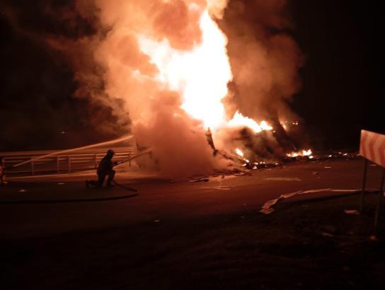 Devrilip alev alan TIR'ın şoförü hayatını kaybetti