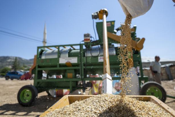 Mutlu üreticilere ‘tohum eleme makinesi’ desteği