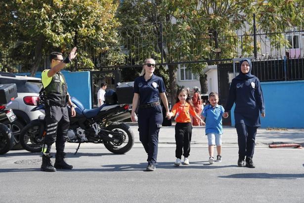 Bağcılar Belediyesi zabıta ekiplerinden okul yolunda güvenlik önlemi