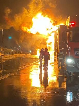 Aliağa'daki Nemport Limanı'nda çıkan yangın kontrol altına alındı