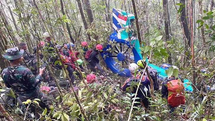 Endonezya'da düşen helikopterin enkazı bulundu