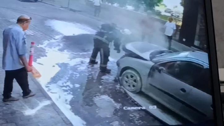 Seyir halindeyken yanan otomobil hasar gördü