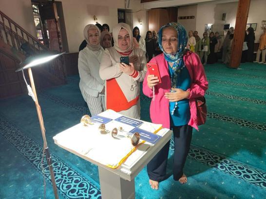 Kuşadası'nda mukaddes emanetleri görmek için sıraya girdiler