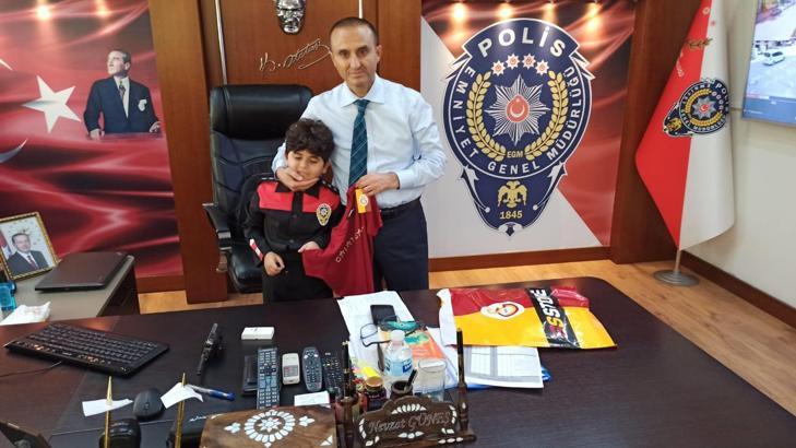 İskenderun polisinden kas hastası Fırat'a doğum günü sürprizi