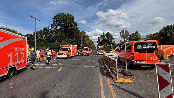 Berlin'de araç kalabalığın arasına girdi: 3’ü çocuk 4 yaralı