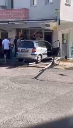 İstanbul - Güngören’de yayaya çarpan otomobil aydınlatma direği ve iş yerinin duvarına çarparak durdu
