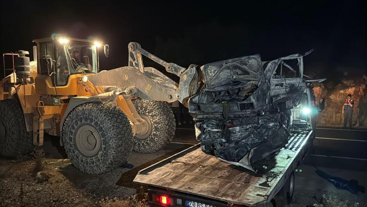 Karabük’te 2 otomobilin çarpıştığı kazada yangın çıktı; 3 ölü, 5 yaralı/ Ek fotoğraflar