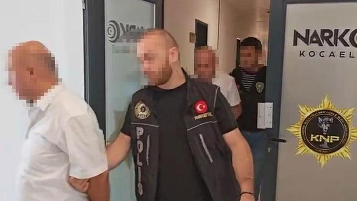 Yolcu otobüsünde ‘pul biber’ ile kaplanmış 7 kilo eroine 2 tutuklama