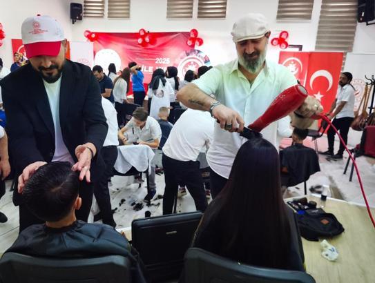 Gönüllü kuaförler, korunma altındaki 100 çocuğa saç bakımı yaptı