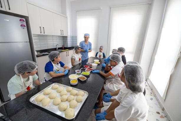 Yaratıcı Mutfak Atölyesi’nde minik şefler yemek yapmayı öğreniyor