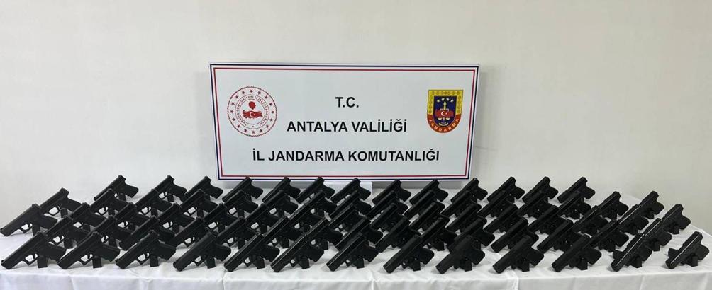 Kepez’de kaçak silah operasyonu: 72 tabanca ele geçirildi