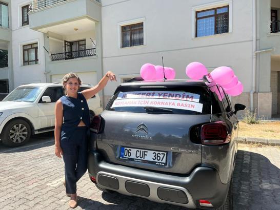 Kanseri yenen Pelin hemşire, aracıyla şehir turu atarak kutlama yaptı