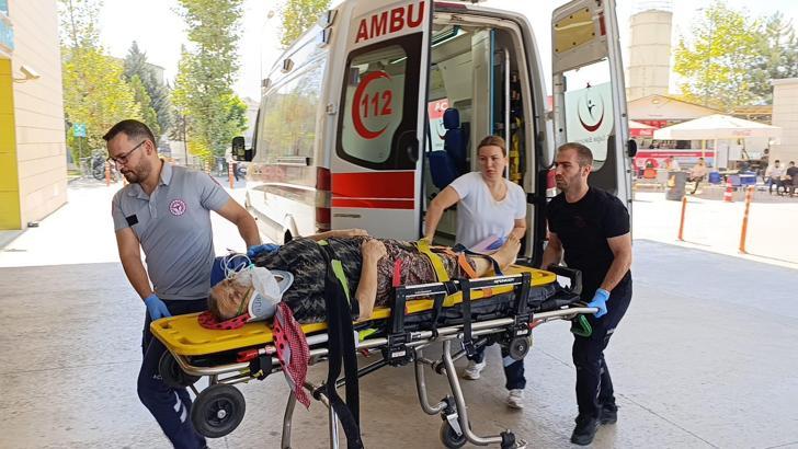 Oğlunun kullandığı traktörden düşen kadın ağır yaralandı