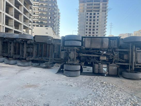 Mardin'de devrilen alçı yüklü TIR'ın şoförü yaralandı