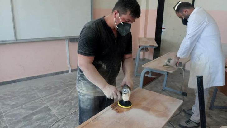 Gaziantep'te öğretmenler sıraları onarıp, sınıfları boyadı