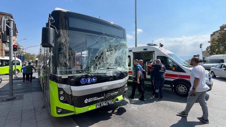 Kavşakta belediye otobüsü ile kamyonet çarpıştı; 1’i çocuk, 5 yaralı