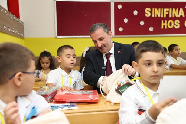 Sultanbeyli’de okula yeni başlayan tüm öğrencilere ücretsiz kırtasiye seti
