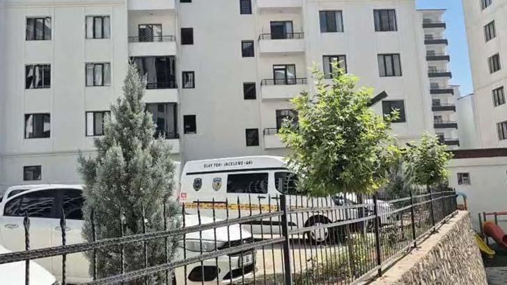 Başkomiser, evinde gördüğü kişiyi öldürdü