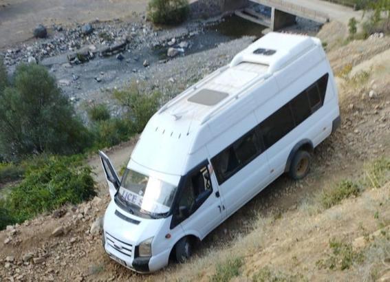 Bingöl'de minibüs şarampole devrildi: 7 yaralı