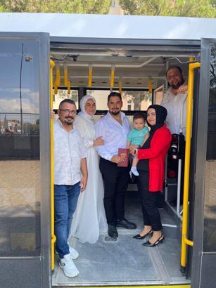 Halk otobüsüyle kendilerini nikaha yetiştiren sürücüyü şahit yaptılar