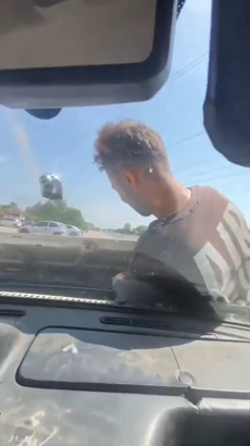 Arızayı bulmak için ustayı motorun içine bindirdi, kaput açık ilerledi; o anlar kamerada