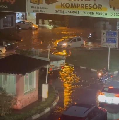 Turgutlu'da sağanak; cadde ve sokaklar suyla doldu