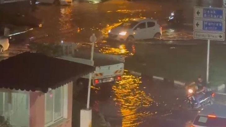 Turgutlu'da sağanak; cadde ve sokaklar suyla doldu